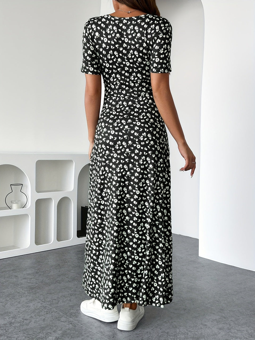 Colleen | Ditsy Floral V-Neck Dress