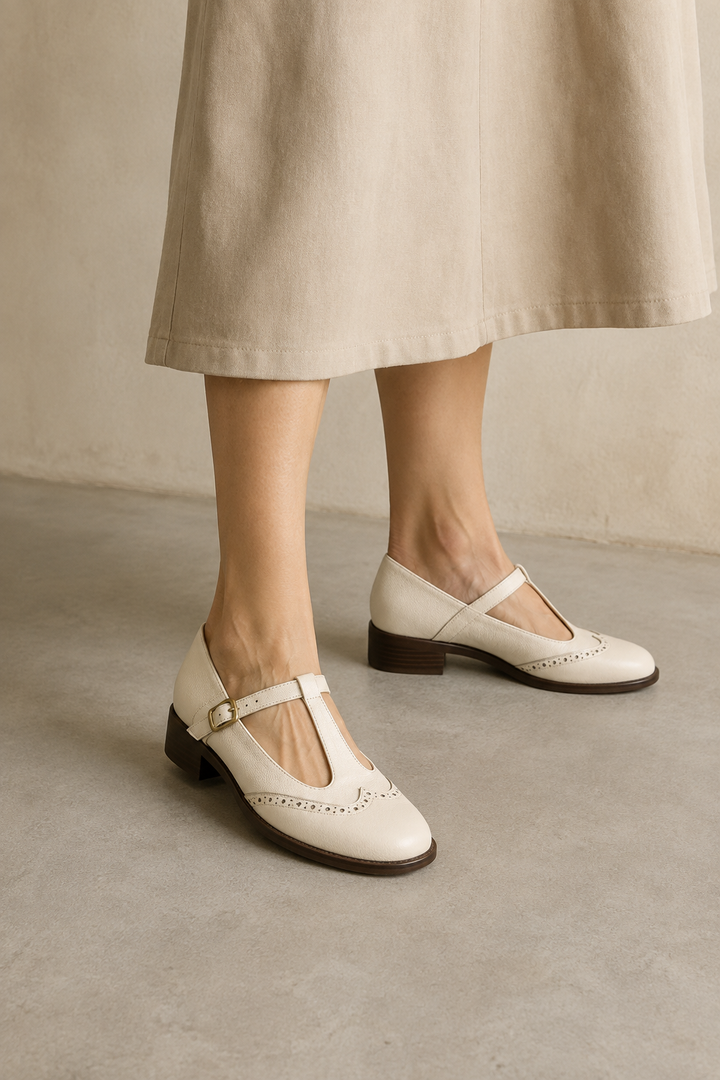 Gianna crèmekleurige T-strap Mary Jane – draagbeeld met midi-rok