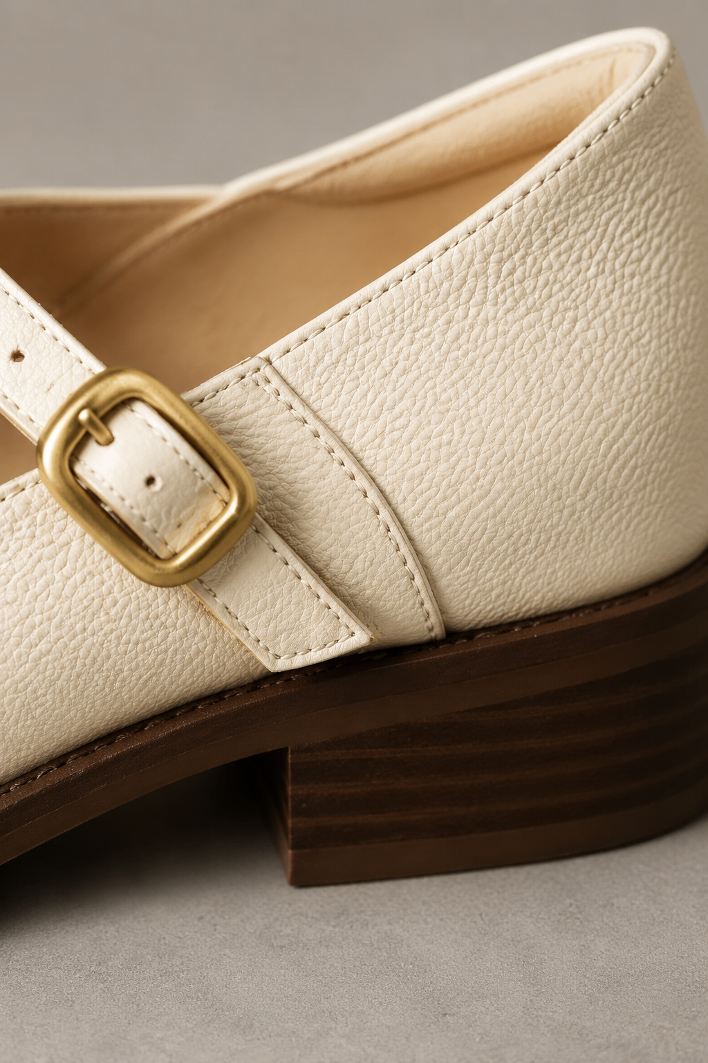 Gianna crèmekleurige T-strap Mary Jane – detail zool en hak